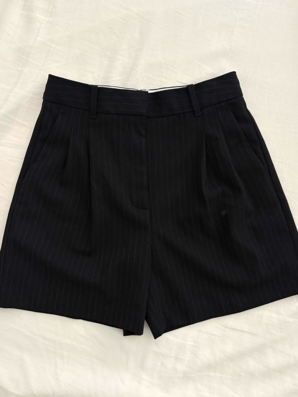 Aritzia - THE EFFORTLESS SHORT MID-THIGH in Navy